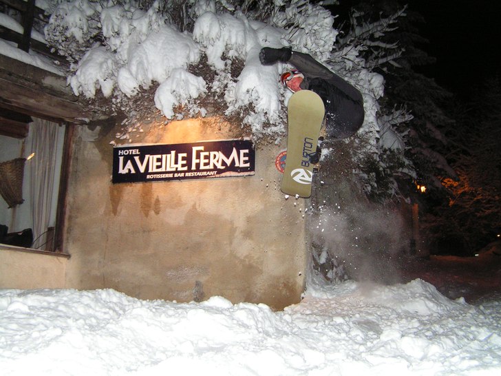Sjukt mycket snö i byn... . Foto: Jakob Johansson. Åkare: Gustav Röcklinger.