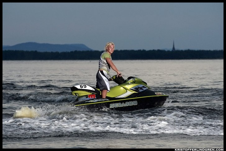 En passiv bild på en polare som glider runt på s. Foto: Kristoffer Lindgren. Åkare: Jonatan Steen.