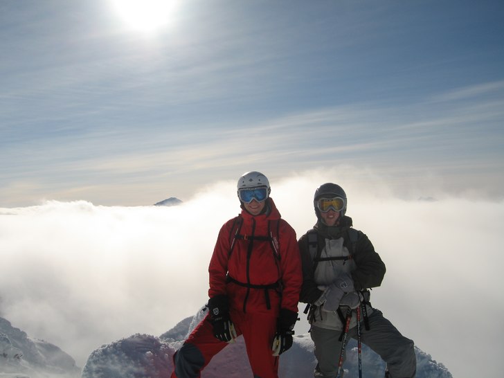 Dimman låg som ett lock över dalen, men på topp. Foto: Simon. Åkare: Carl Fredrik Lindberg och Rickard.