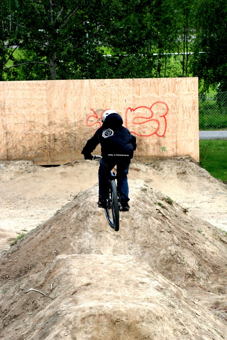 Hopp. Foto: Viktor Boström. Åkare: Marcus Marklund.