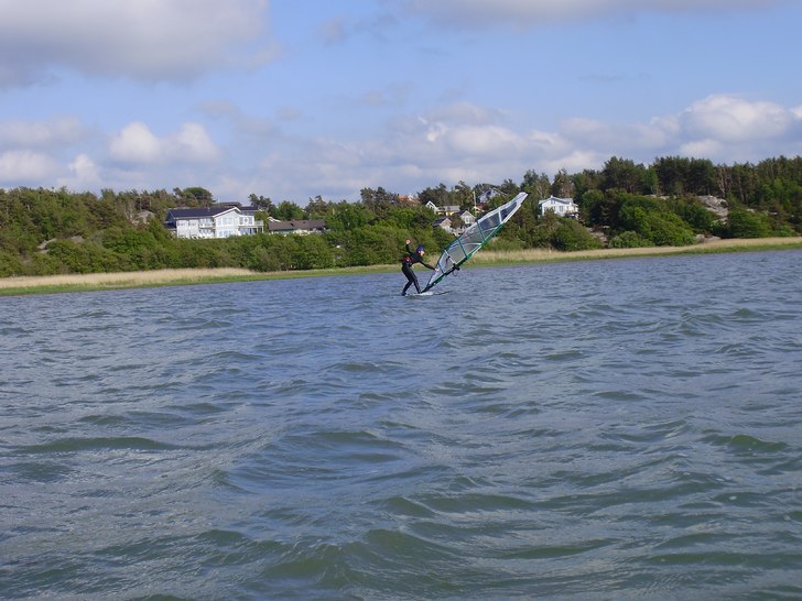 En till bild från lättvinds freestyle i Getskär. Foto: Lars Larsson. Åkare: Eric Larsson.
