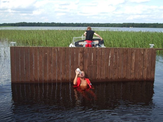 ska vara en cementpir med en halvmeter ner till va. Foto: Fredrik Johansson. Åkare: på gång.