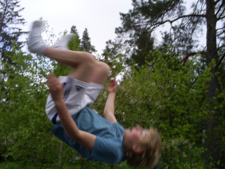 frontflip. Foto: adam nord. Åkare: niclas hallestig.
