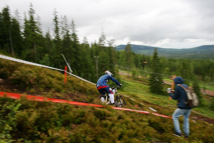 tycker om att man ser jordbitar flyger ifrån hjul. Foto: Eric höglund. Åkare: Random.