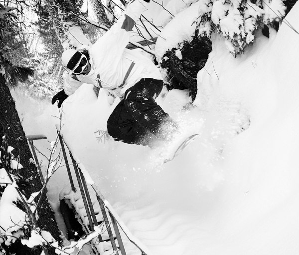 Ollie utför trappa. Foto: Sven Hamberg. Åkare: Kristofer Fahlgren.