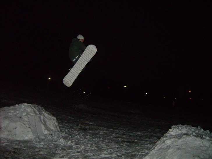 trycker på i ett av de lokala hoppen. Foto: albin. Åkare: adrian.