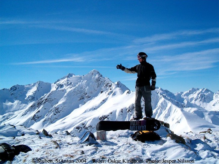 Uppe vid korset på Stuben, St. Anton. I bakgrunde. Foto: Jesper Nilsson. Åkare: Oskar Kindbom.