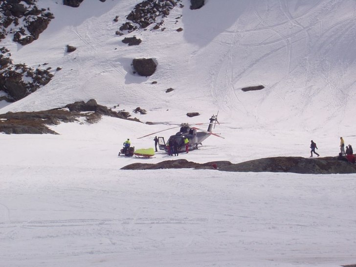 Tobias Nordahl blir inlagd i ambulans helikoptern . Foto: Jon Nilsson. Åkare: Tobias Nordahl.