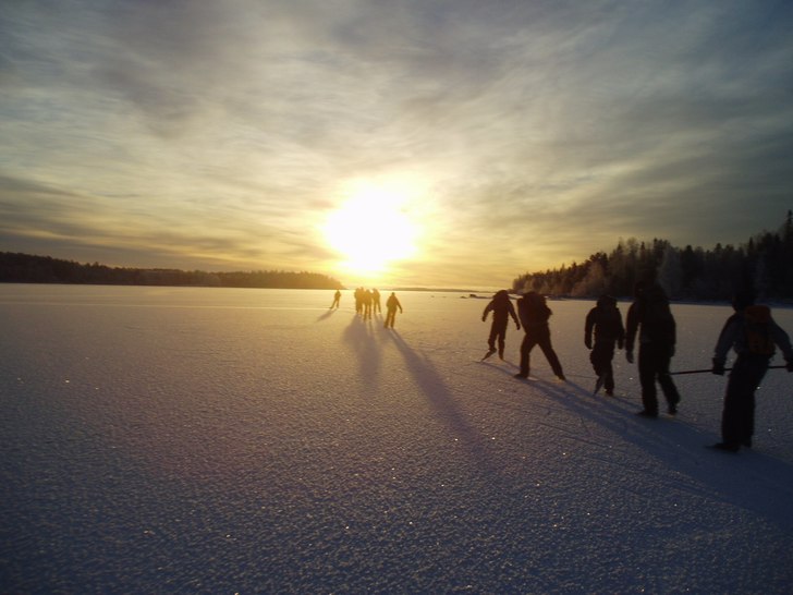 Långfärdsskridskor i november. Foto: Arvid Nyström. Åkare: Frilufts.