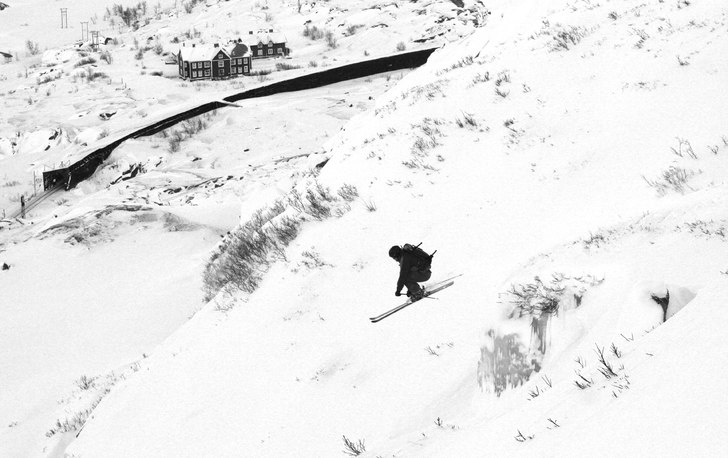Martin drar på borti Norge... Snön hade drivit i. Foto: Johan Pettersson. Åkare: Martin Olsson.