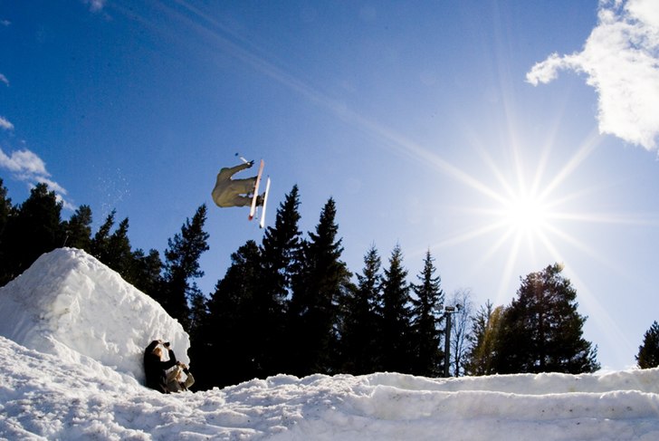 Seee så han sträcker sig efter skidorna. Foto: Simon Pontér. Åkare: Sante.