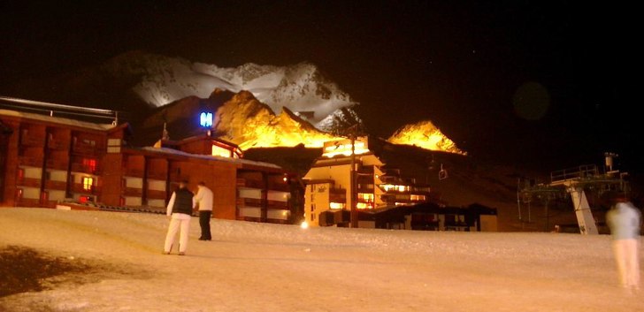 Fint upplysta berg. Foto: Petteri Koste. Åkare: Bergman.