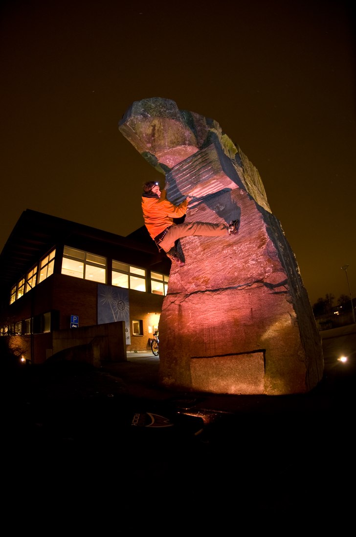 Urban Climb på en skulptur.. Foto: Gustav Modeér Wiking. Åkare: Wille Skoglund.