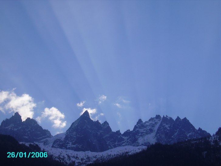 SUNLIGHT STREAMING OVER LES AIGUILLES.. Foto: magnus kastengren.