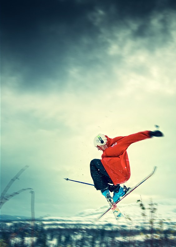 Dags att känna på höstens första snö. . Foto: Jennie Olofsson. Åkare: Andreas Urtel.