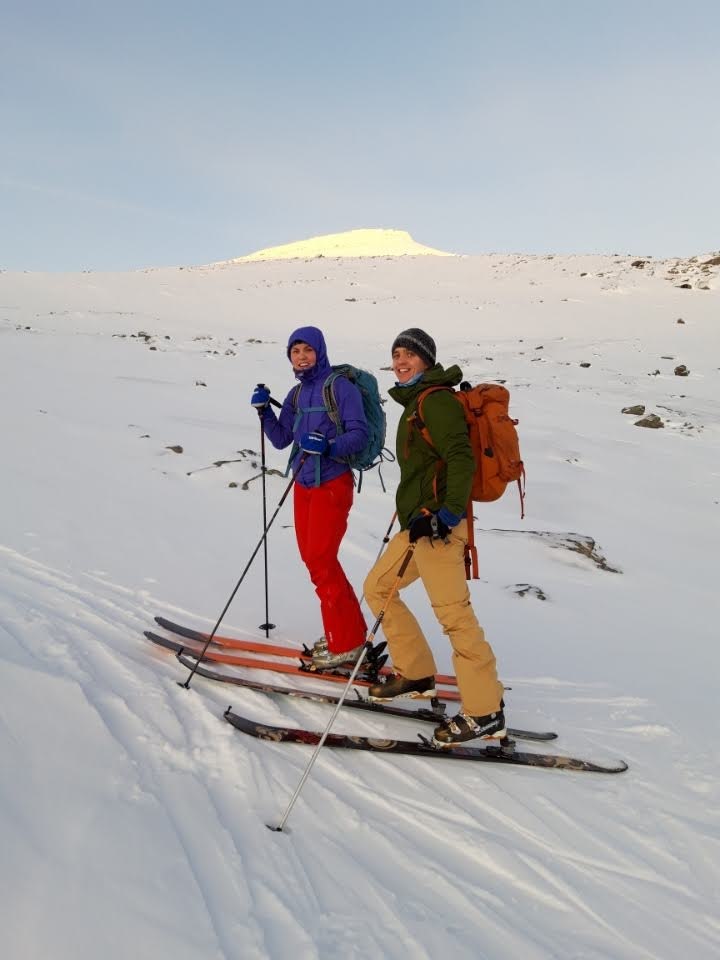 På vintern när solen precis tar sig över bergst.