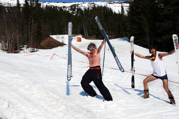 En mycket varm valborg spenderades i Bräcke =). Foto: Patrik Andersson. Åkare: Erik Hammarsten, Petter Elfsberg.