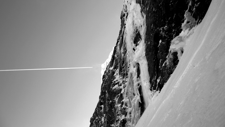 Isklättring vs. 747
Bör ses uppförstorad!. Foto: tobias kajbring. Åkare: peter vurvell.
