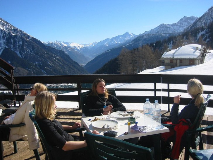 Sitter å glassar å äter lunch på en liten mysi. Foto: Karin Nyman. Åkare: Johanna Flodén, Lisa Erséus, Lina Cedergårdh.
