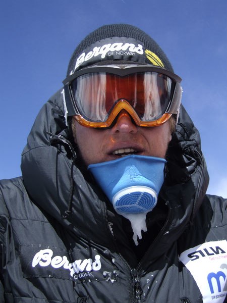 Foto: Fredrik Schenholm. Åkare: 3 maj. Tomas med värmeväxlaren som värmer upp inandingsluften. Efter att ha åkt skidor från 7500 meter ner till Nord Colet på 7000 meter var det skönt att komma bort ifrån kylan och blåsten..