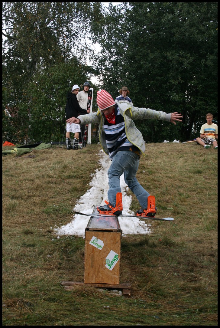 FS board på calles box... supersketchy session, m. Foto: Kristoffer Johansson. Åkare: Alex Schlyter.