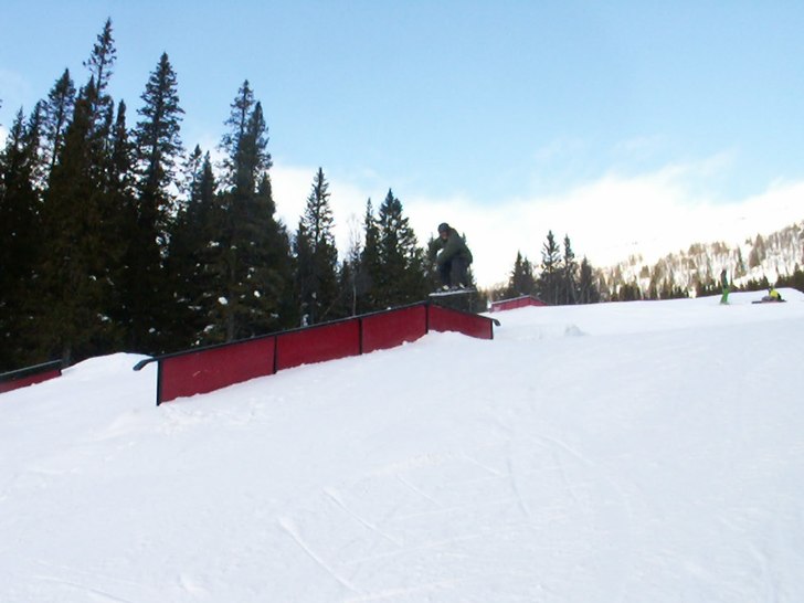 Luft till räcke neråt. Foto: Jacob Ullman. Åkare: Johan shredda.