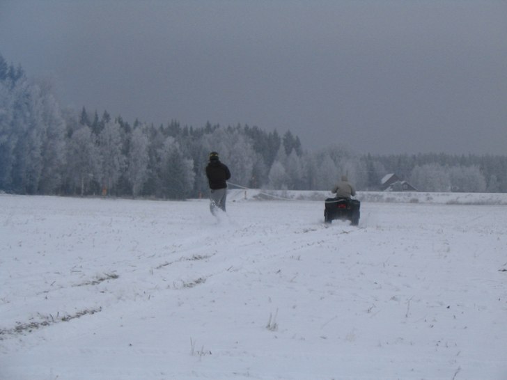 När man inte är i alperna och åker puder får m. Foto: Rikard. Åkare: Patrik (Emil kör).