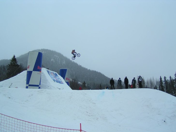 Han smoothar faktiskt landningen, sjukt fett flyg.. Foto: Johan Edenteg. Åkare: Kyle Strait.