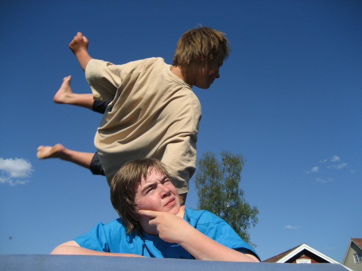 drar en handplant över stoffe:P. Foto: isak norin. Åkare: Anton Olén,Stoffe Matsson.