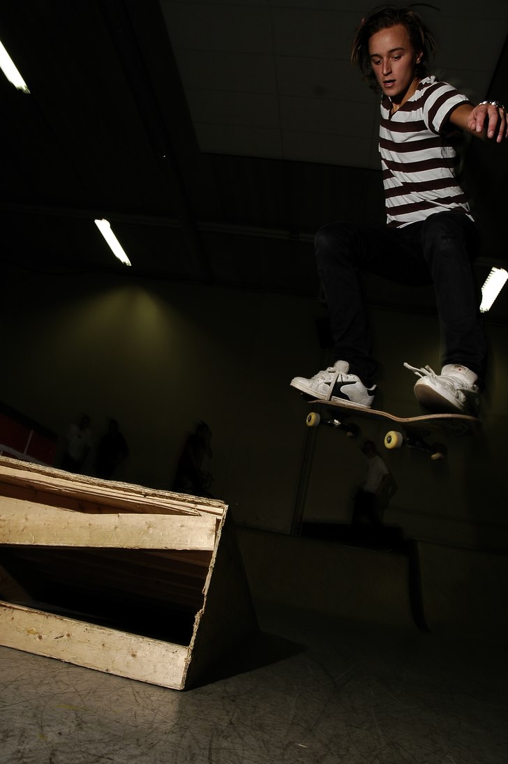 Kalle smeker en stilren ollie från mister flyout.. Foto: David Husberg. Åkare: Kalle Lundgren.