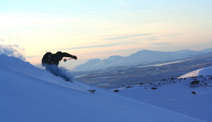 Efter att ha åkt ner i tväråvalvet hittade vi d. Foto: Johan Pettersson. Åkare: Seth Gustavsson.