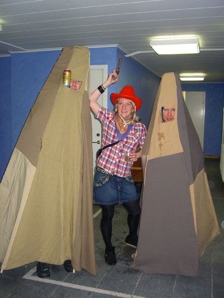 Jag och Pärre utklädda till Tipis på den årlig. Foto: ngn som höll i min kamera.... Åkare: Pärre,Mia och Johan.