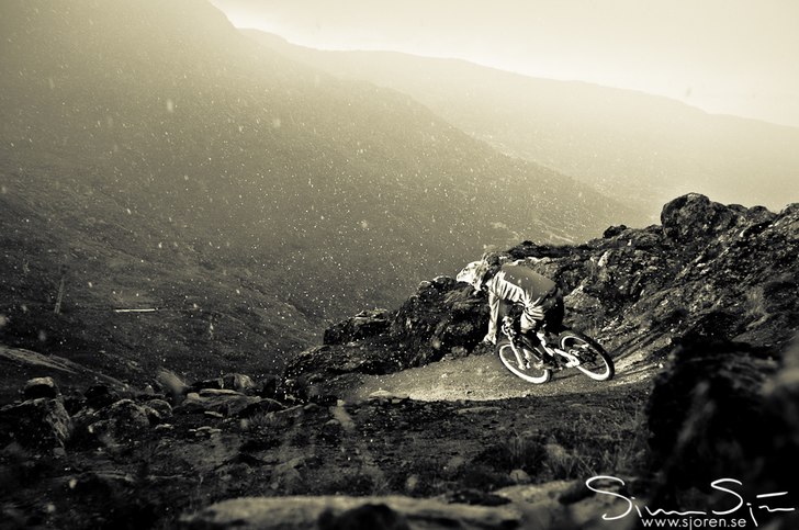 Hösten har slagit till i Åre och när vi var upp. Foto: Simon Sjörén - www.sjoren.se. Åkare: Kristian Axelsson.