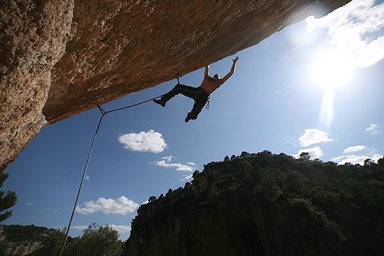 Anders sträcker sig efter nyckelgreppet på en 7c. Foto: Jonas Ahlman. Åkare: Anders Wilson.