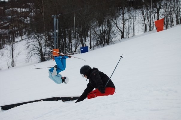 Jag gör en frontflip medans Marcus gör någon sl. Foto: Daniel Racas(Alex Bergsten's kamera). Åkare: Jocke Lundhag och marcus tjäder.