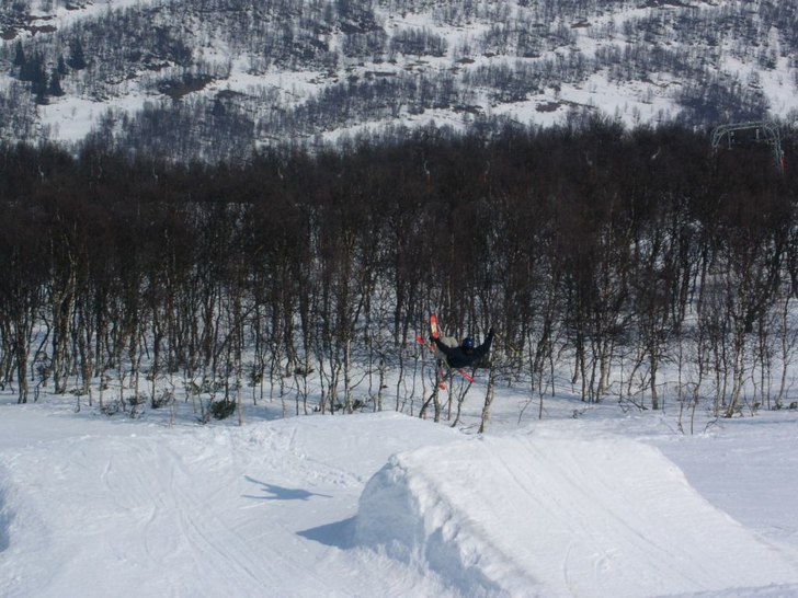B-flip med kryss på typ. Foto: Evald Eriksson. Åkare: Magnus Eriksson.