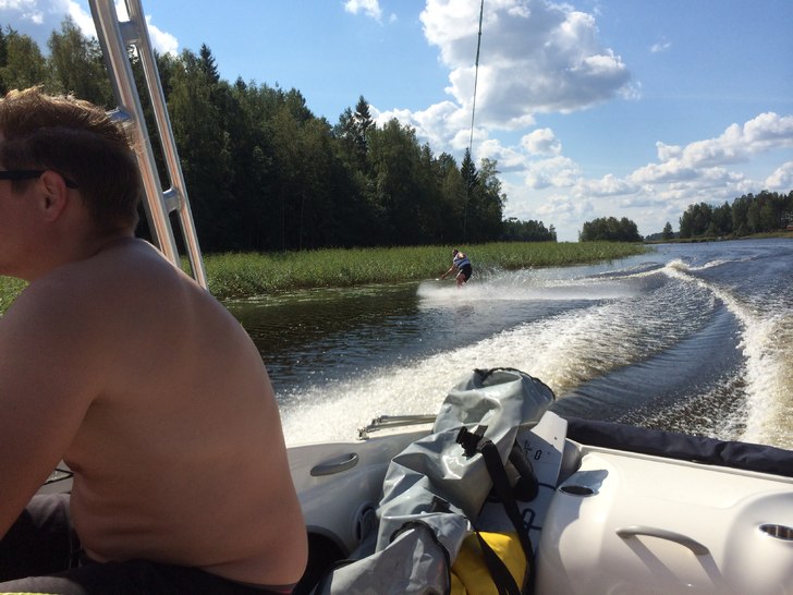 First time på wakeskate (awesome). Foto: Petra Bladin. Åkare: Emil Fält.