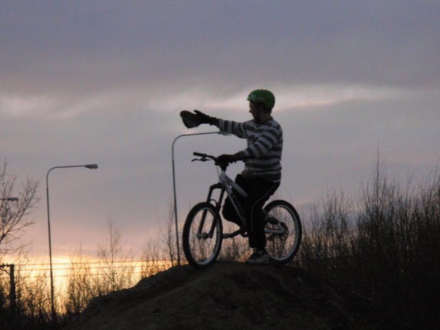 tömmer skorna på sand. Foto: patric andersson. Åkare: pär vikman.