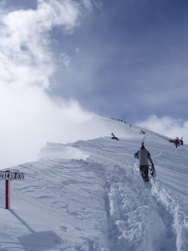 Vandrar upp för highland bowl en molnig dag efter. Foto: Helena Moberg.