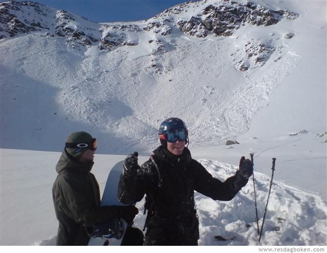Jag drog en liten nätt lavin på ca 200 m! Alla u. Foto: Pitor Nilsson. Åkare: Dr. Lööv och V_Gurra.