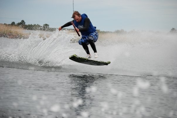 Drar en Shuvit på wakeskaten. Foto: Markus Henriksson. Åkare: Linus Ferm.