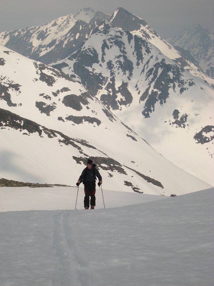 På väg upp mot Flötatind, en toppentopp. Foto: Mikael Åsberg. Åkare: jOHAN aNDERSSON.