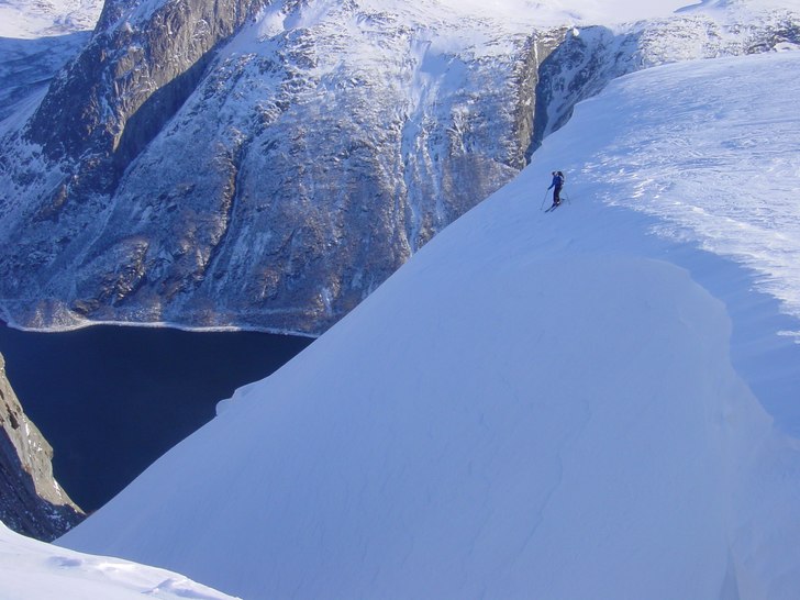 Ett brant långt åk ner mot fjorden.. Foto: Krister Jonsson. Åkare: Andreas Fransson.