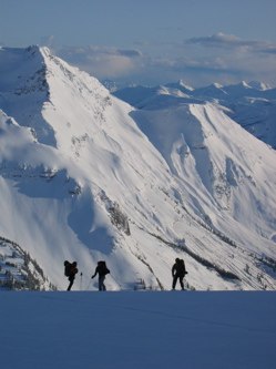Regrouping for another epic ski. Foto: Anthony Bonello.