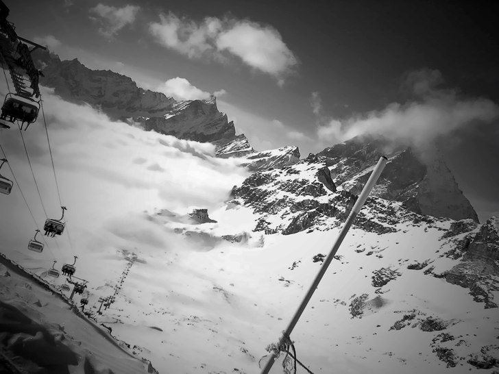 Satt i T-shirt på toppen och förde walkitalkie-k. Foto: Niklas Hultström. Åkare: Matterhorn, lift.