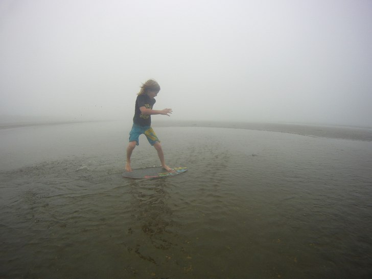 skimboard i dimman. Foto: Felix bävermark. Åkare: kusin fabian.