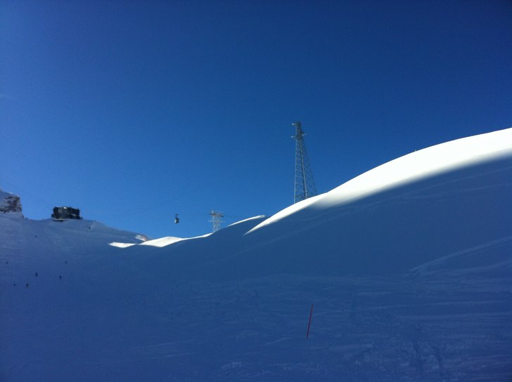 Blå himmel vid James Bond Liften.
