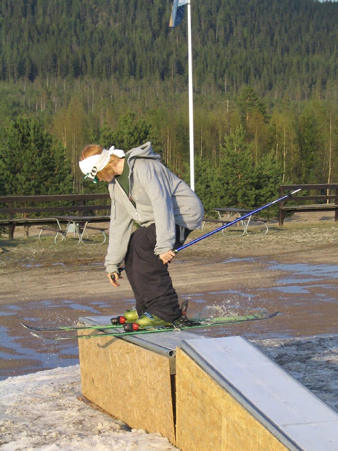 Man hann knappt bromsa innan gruset. Foto: Johan Söderlund. Åkare: Daniel Söderlund.
