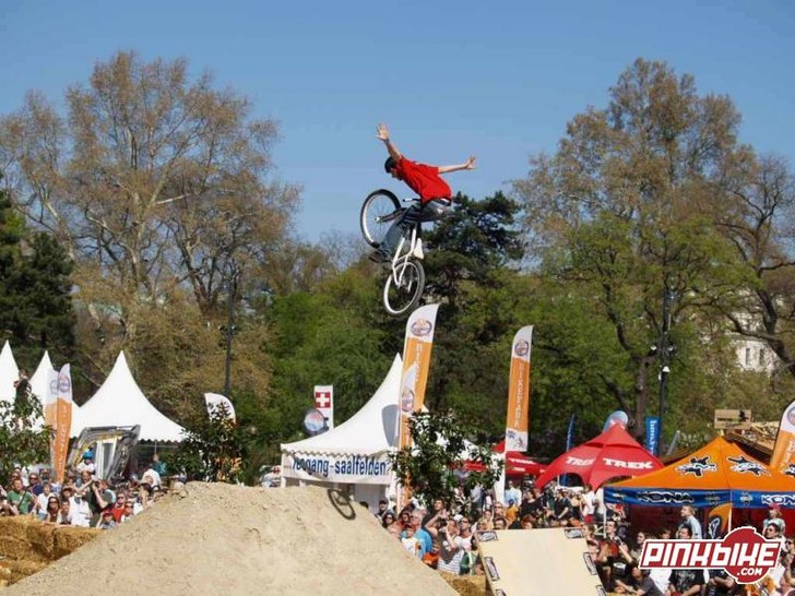 tucknohand in vienna... Foto: fabian brugger. Åkare: Jimmy Fors.