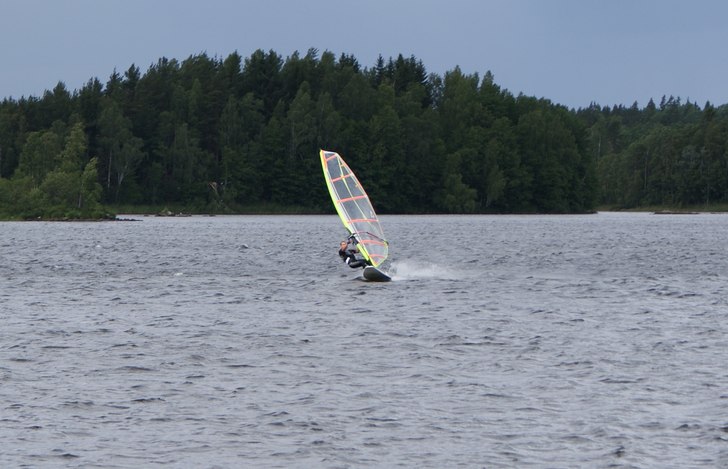 En byig dag på den lilla sjön Lien!. Foto: Ylva Fåk. Åkare: David Karlsson.